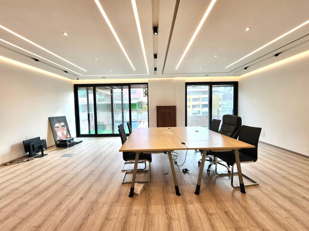 Ufficio Open Space di Lusso (110 mq) 📍 BLLOK – Zona Credins Completamente Ristrutturato &amp; Vista Splendida | 950€/Mese