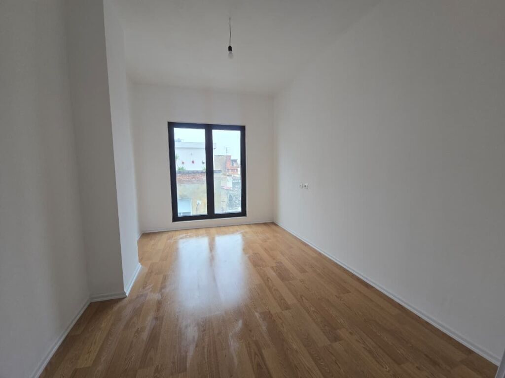 Apartament 2+1 ne shitje te rruga Barriakdave