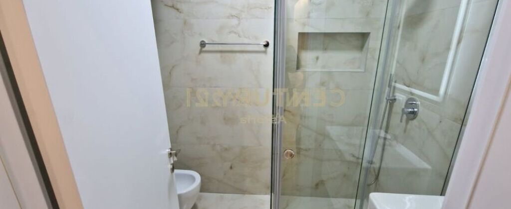 Jepet me qera 2+1+2+post parkimi