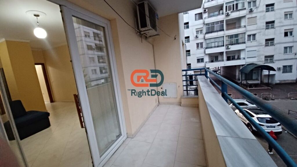 Ai Palazzi Gialli, Appartamento 1+1 con Planimetria Regolare in Affitto !!