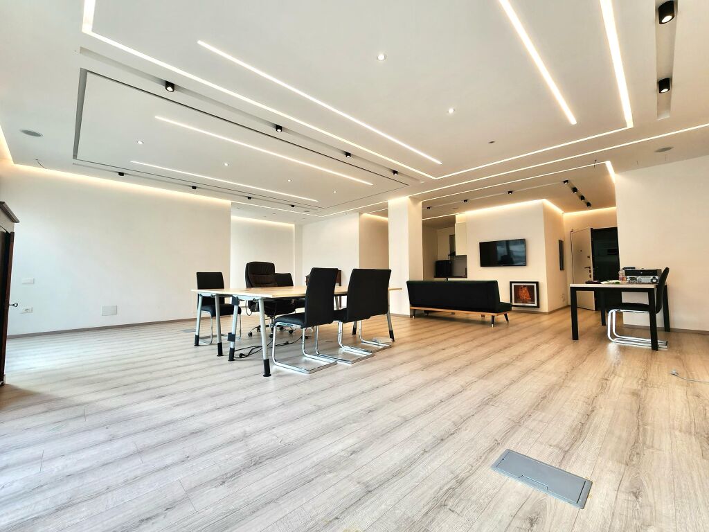 Ufficio Open Space di Lusso (110 mq) 📍 BLLOK – Zona Credins Completamente Ristrutturato &amp; Vista Splendida | 950€/Mese