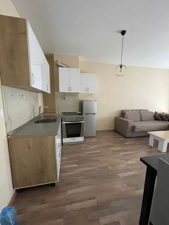 Jepet me qira apartament 1+1 📍 Siri Kodra 🏢 Pallat i ri, me ashensor 🛋️ Totalisht i mobiluar ✨ Ambient i rregullt dhe i ndriçuar 💶 Çmimi: 500 € / muaj