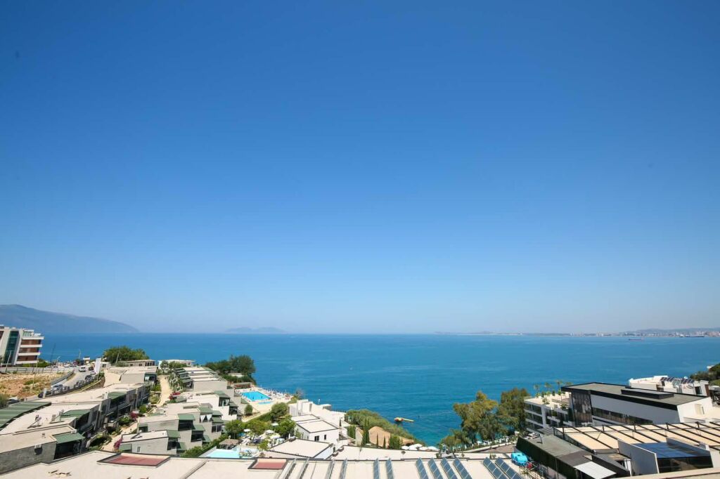 JEPET ME QIRA – 🏡Apartament Luksoz me Pamje të Plotë nga Deti Vlorë