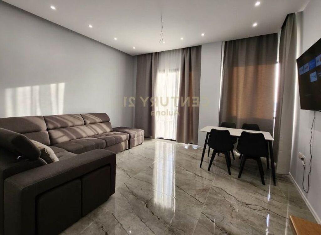 Shitet apartament 2+1 me pamje nga deti