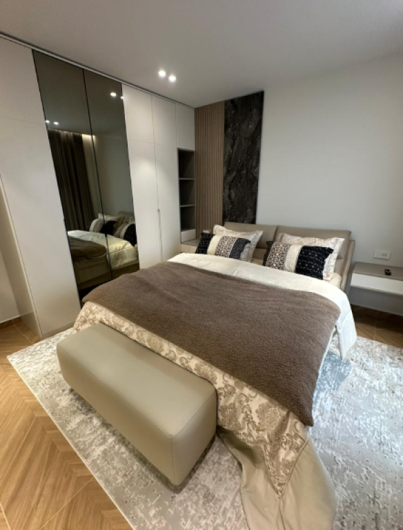 🏡 Jepet me Qira Vilë Rezidenciale – Vile Roses, Farkë