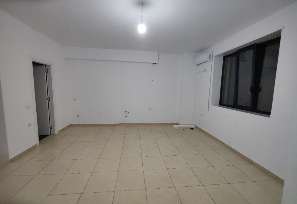 A studio apartment of 38.7 m2, ground floor, is for rent as an office
