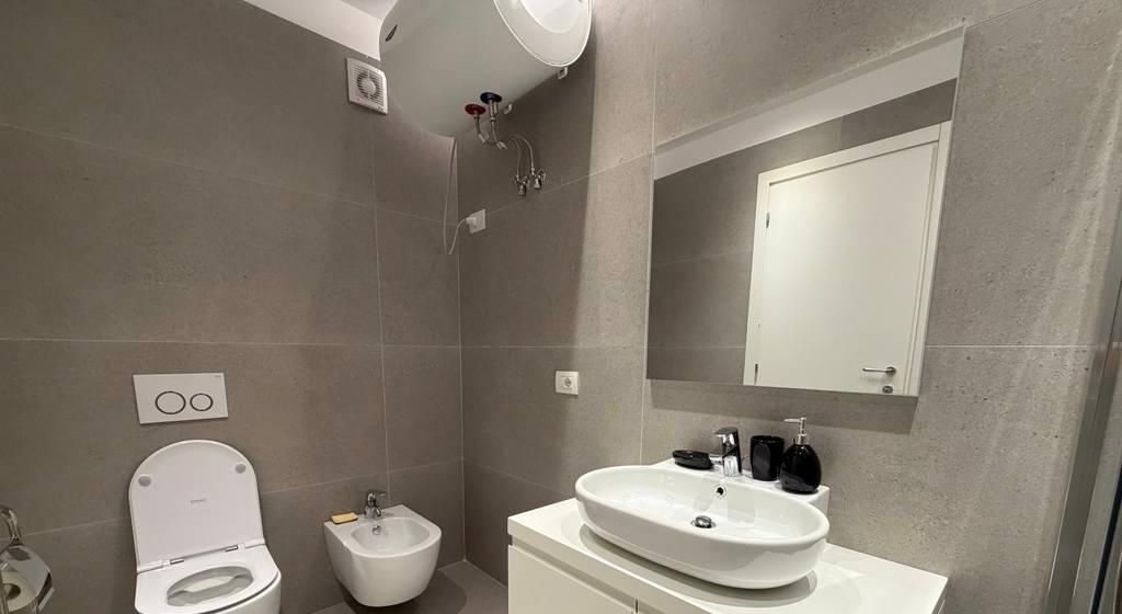 APARTAMENT ME QERA 1+1+POST PARKIMI RRUGA E BARIKADAVE 1000 EURO