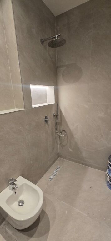 Appartamento 2+1 in affitto presso Komuna e Parisit.