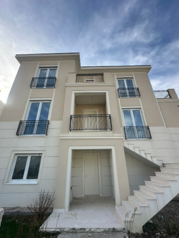 🏡 Vilë Luksoze 3-Katëshe për Shitje – Collina Verde, pranë TEG