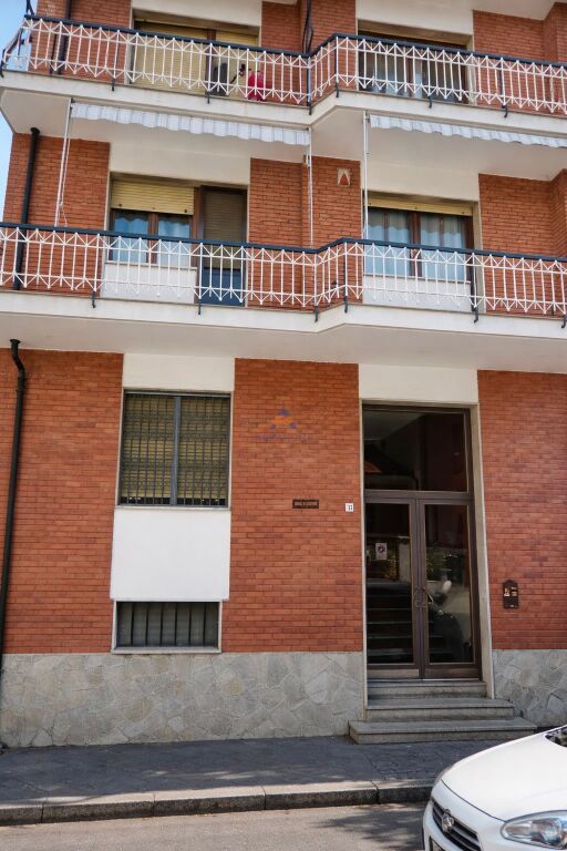 VENDESI APPARTAMENTO 1+1+2BALCONI+1CANTINA " VIA DIMANI MIKELINO,TORINO ITALIA" 85.000 EURO