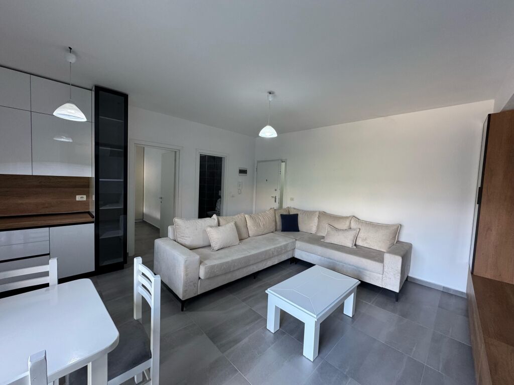 Jepet me qira apartament 1+1 – Ali Demi, Kompleksi Darling  • Vendndodhje: Ali Demi, Kompleksi Darling  • Tipologji: 1 dhomë gjumi + sallon  • Kati: 3 • Çmimi: 45.000 leke / muaj  Apartamenti ndodhet në një kompleks të qetë dhe familjar, me akses të lehtë në transport dhe shërbime të ndryshme.  Për më shumë informacion, kontakto