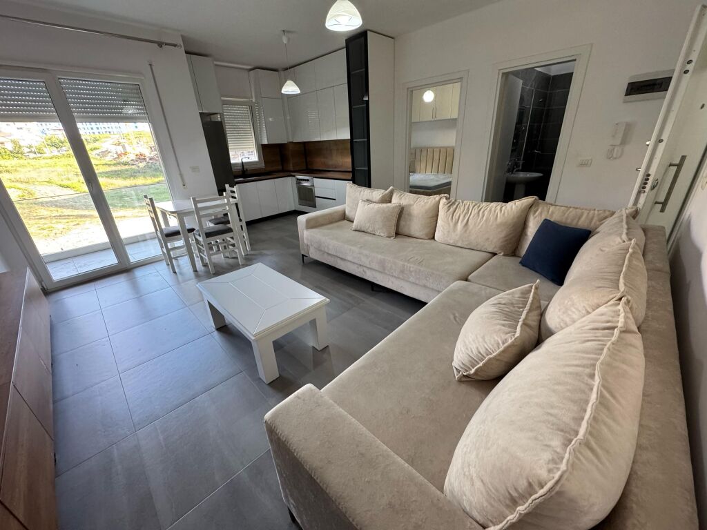 Jepet me qira apartament 1+1 – Ali Demi, Kompleksi Darling  • Vendndodhje: Ali Demi, Kompleksi Darling  • Tipologji: 1 dhomë gjumi + sallon  • Kati: 3 • Çmimi: 45.000 leke / muaj  Apartamenti ndodhet në një kompleks të qetë dhe familjar, me akses të lehtë në transport dhe shërbime të ndryshme.  Për më shumë informacion, kontakto