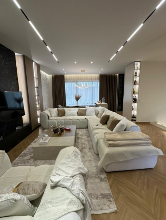 🏡 Jepet me Qira Vilë Rezidenciale – Vile Roses, Farkë