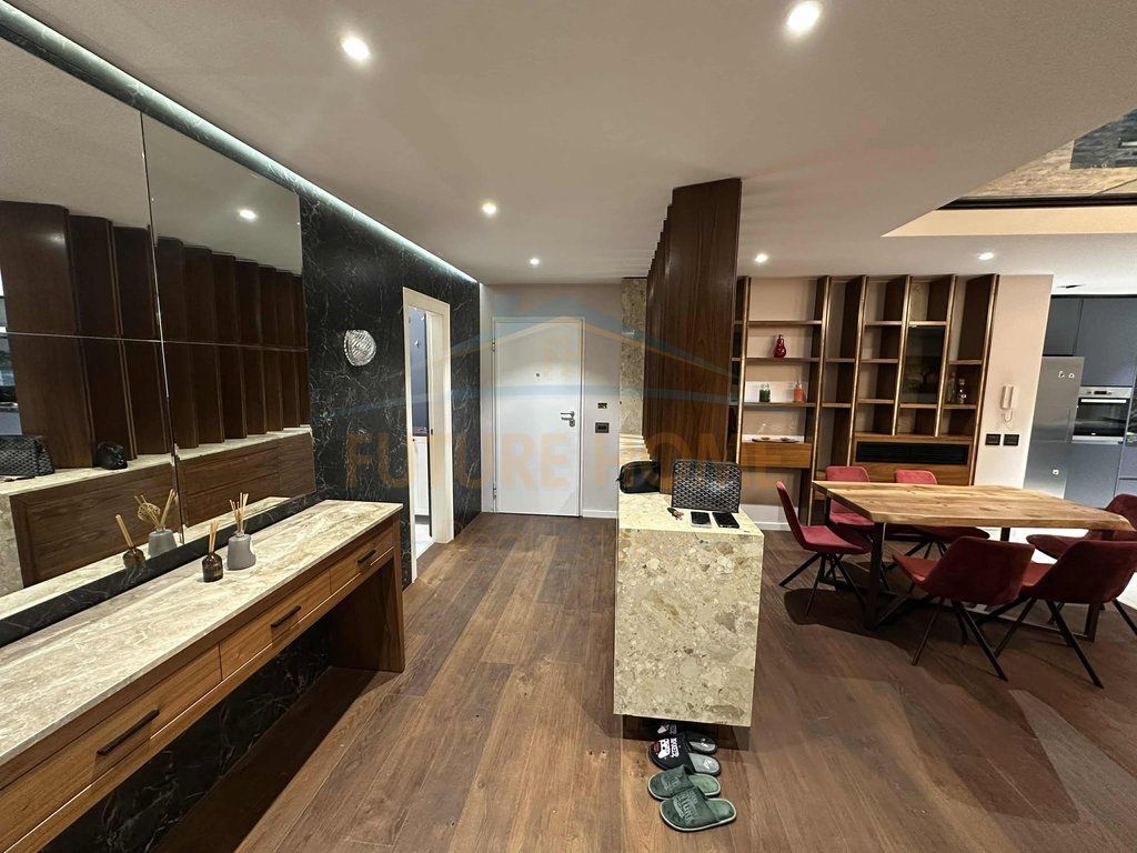 In affitto, appartamento 2+1+2+garage, giardino botanico.