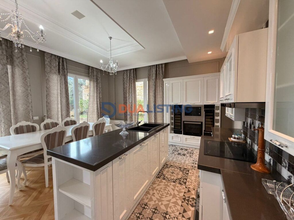 VILË ME PISHINË PËR QIRA NË LIQENIN E THATË!