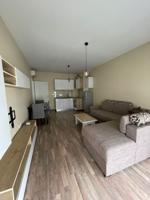 Jepet me qira apartament 1+1 📍 Siri Kodra 🏢 Pallat i ri, me ashensor 🛋️ Totalisht i mobiluar ✨ Ambient i rregullt dhe i ndriçuar 💶 Çmimi: 500 € / muaj