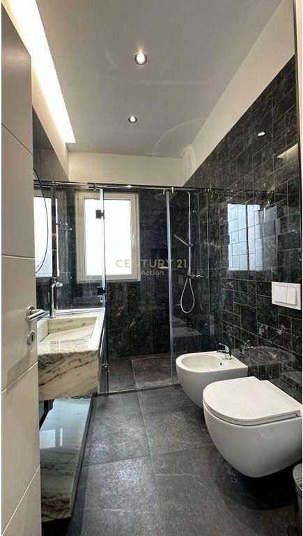 Jepet me qira apartament 2+1+2 te Pazari i Ri, Tefta Tashko.