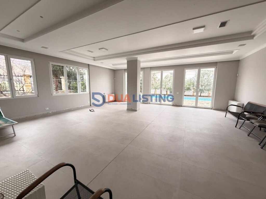 VILË ME PISHINË PËR QIRA NË LIQENIN E THATË!