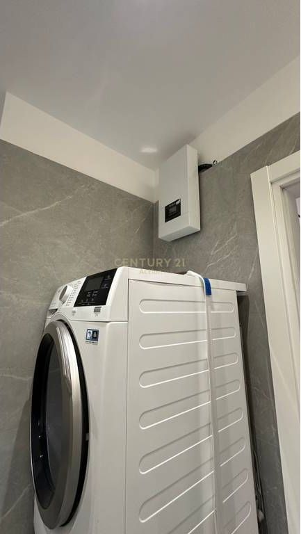 Jepet me qira apartament 2+1+2 te Pazari i Ri, Tefta Tashko.