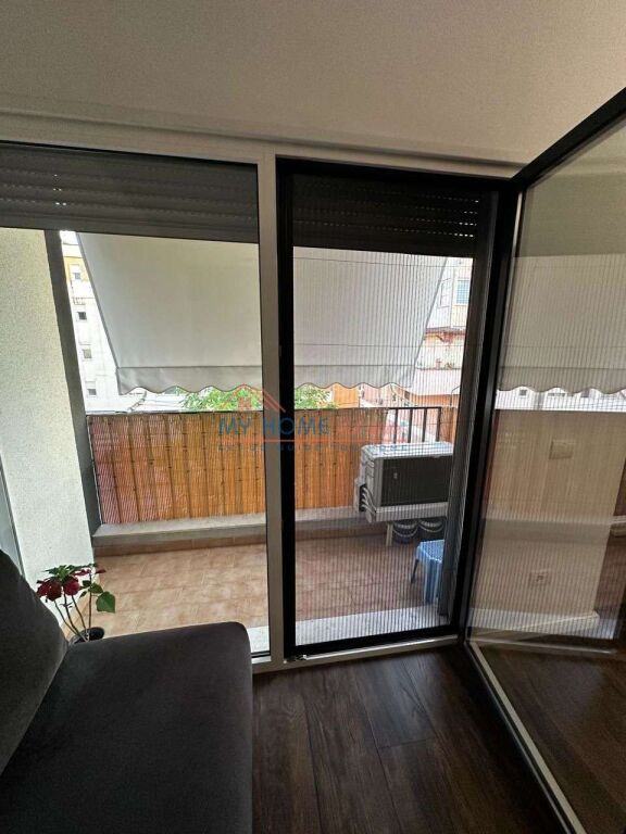 Apartament 1+1 me qera tek Komuna e Parisit ne Tirane