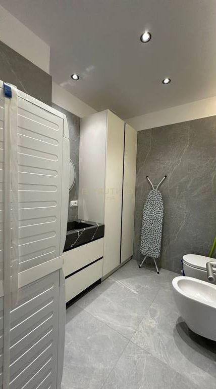 JEPET ME QERA 2+1+2 te Pazari i Ri