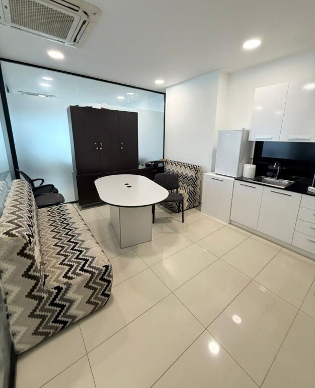 AMBIENTE PER UFFICIO IN AFFITTO PRESSO IL COMPLESSO DELIJORGJI