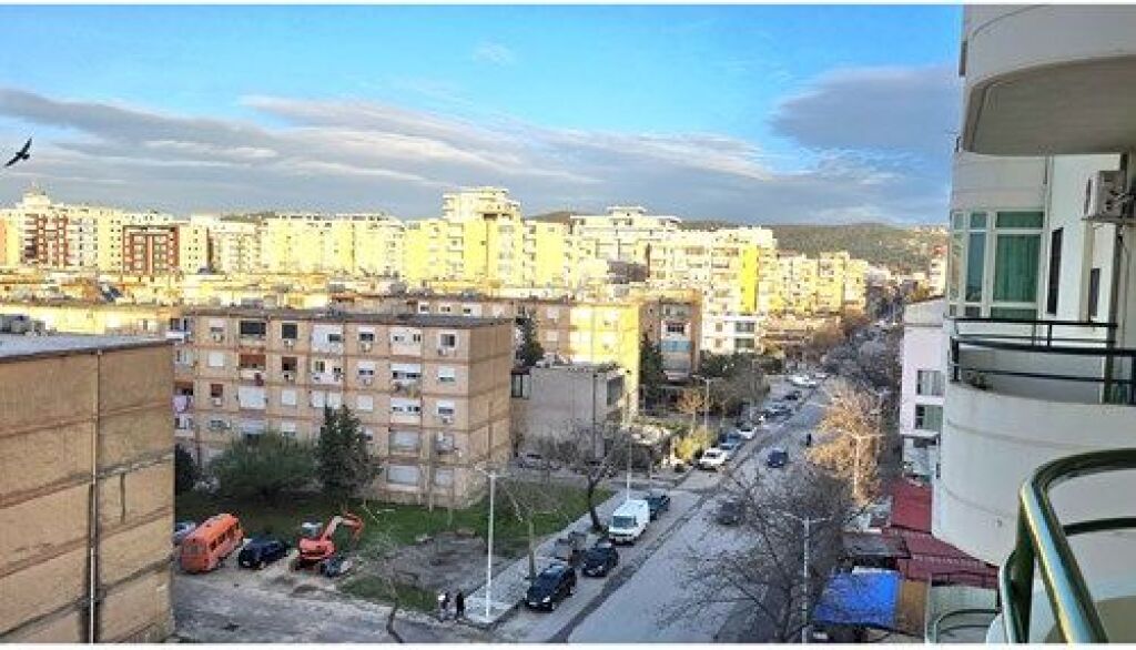 🏡 APARTAMENT 2+1 ME QIRA – RRUGA ZAHO KOKA, VLORË