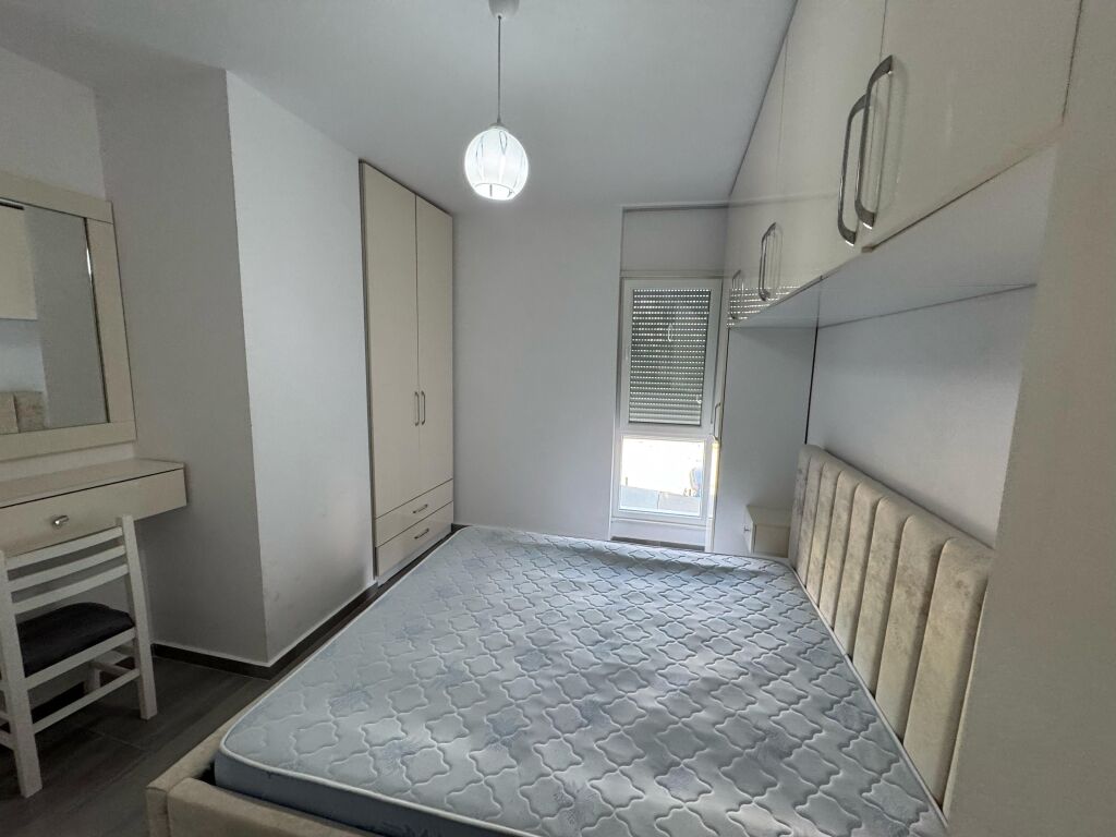 Jepet me qira apartament 1+1 – Ali Demi, Kompleksi Darling  • Vendndodhje: Ali Demi, Kompleksi Darling  • Tipologji: 1 dhomë gjumi + sallon  • Kati: 3 • Çmimi: 45.000 leke / muaj  Apartamenti ndodhet në një kompleks të qetë dhe familjar, me akses të lehtë në transport dhe shërbime të ndryshme.  Për më shumë informacion, kontakto