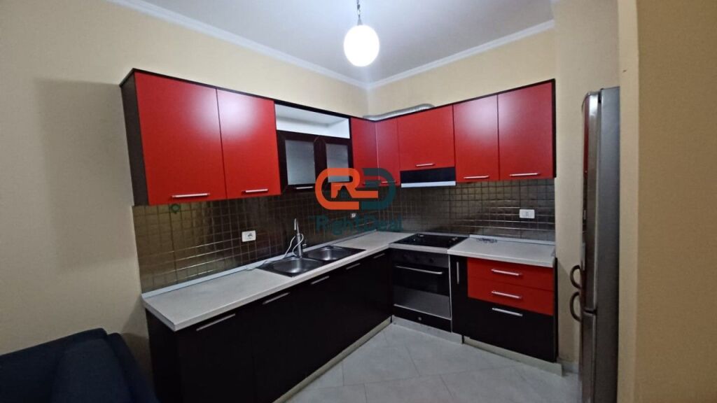 Ai Palazzi Gialli, Appartamento 1+1 con Planimetria Regolare in Affitto !!