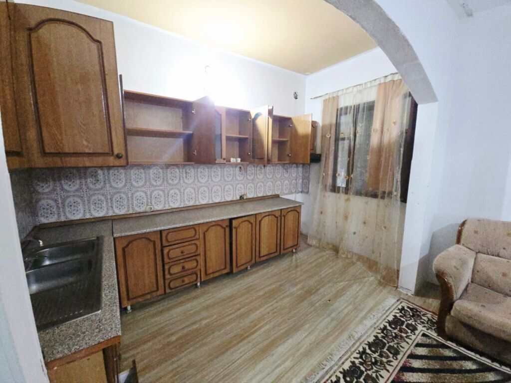 JEPET ME QERA KATI I PARE I NJE VILE PRIVATE NE SHKALLNUR