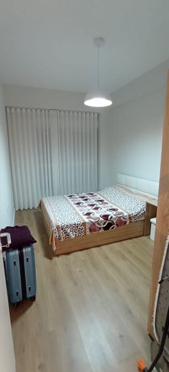 Nella zona di Ali Demi, Residenza Kaimi, è in affitto un appartamento 1+1, arredato, 45.000 Leke    