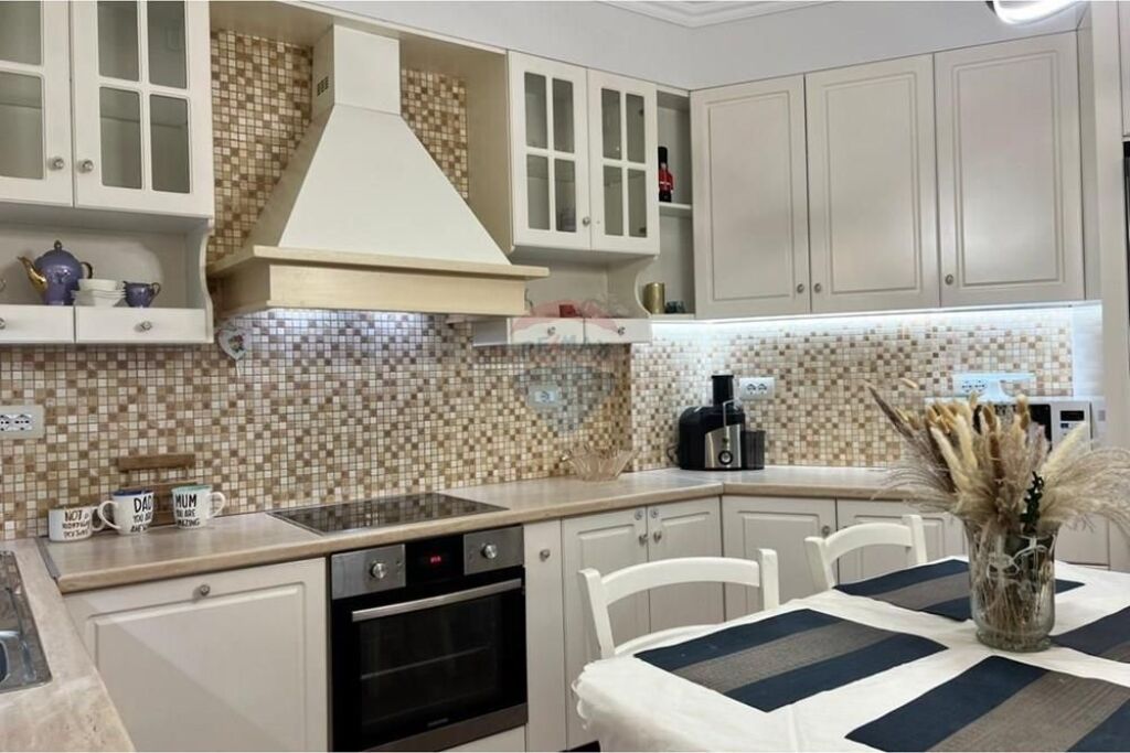 Apartament 3+1 per qira, prane Eleonores!