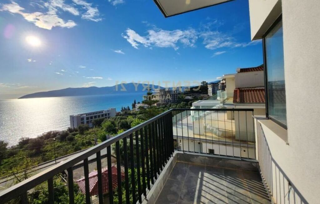 Shitet apartament 2+1 me pamje nga deti