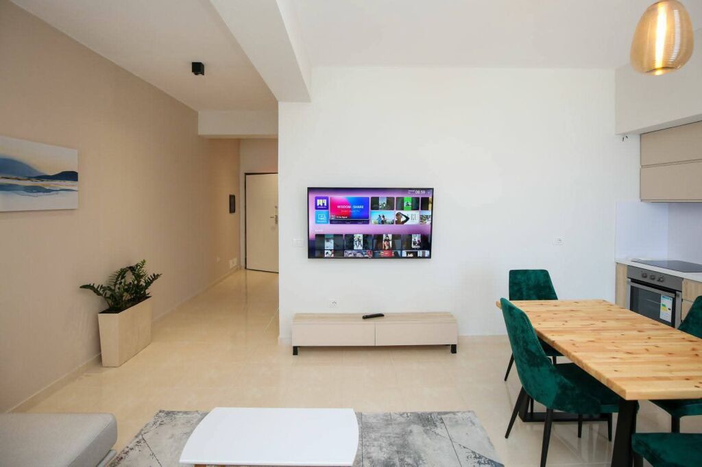 JEPET ME QIRA – 🏡Apartament Luksoz me Pamje të Plotë nga Deti Vlorë