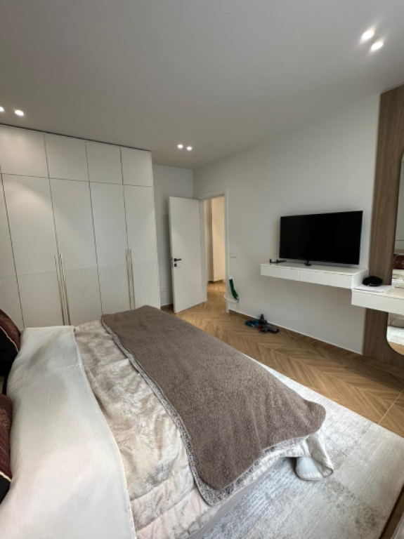 🏡 Jepet me Qira Vilë Rezidenciale – Vile Roses, Farkë