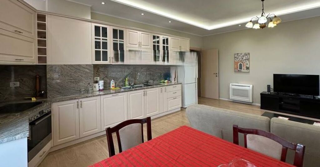 Jepet me qira 2+1+2 tek Pazari i Ri, Tefta Tashko.