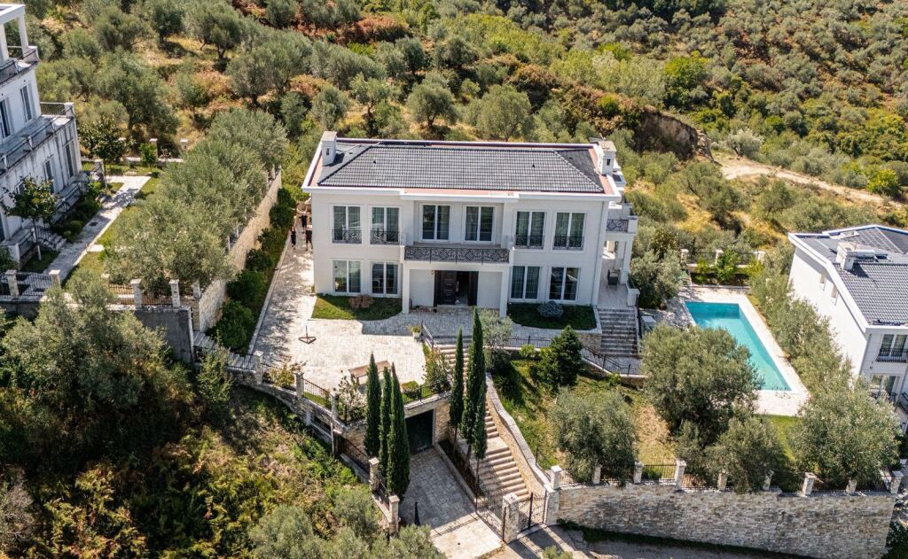 JEPET VILE ME PISHINE ME QIRA TEK LIQENI I THATE !