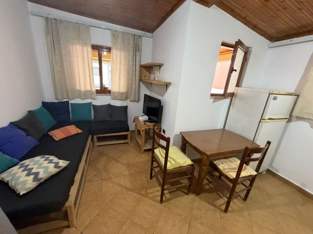 In affitto 1+1 terzo piano villa a Nesheraku arredata 35000 lek