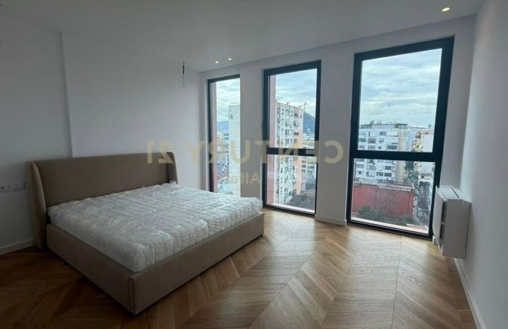 Jepet me qira SUPER PENTHOUSE me pishinë private