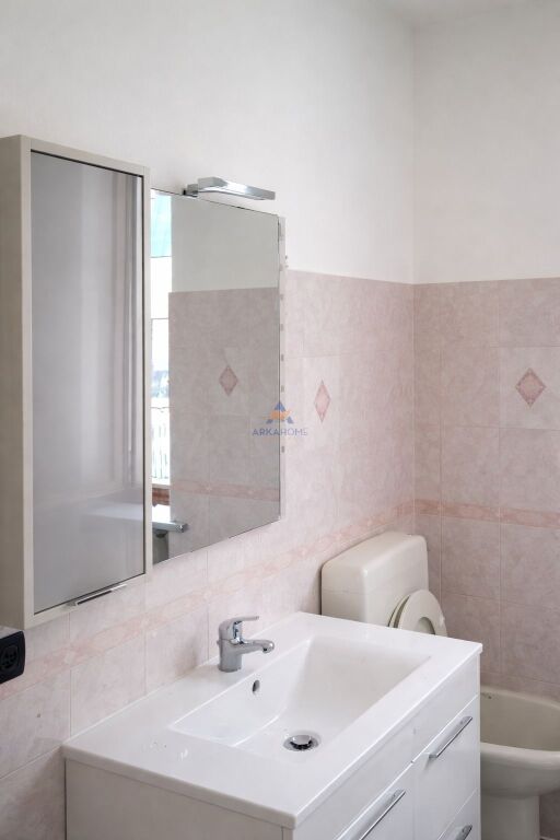 VENDESI APPARTAMENTO 1+1+2BALCONI+1CANTINA " VIA DIMANI MIKELINO,TORINO ITALIA" 85.000 EURO