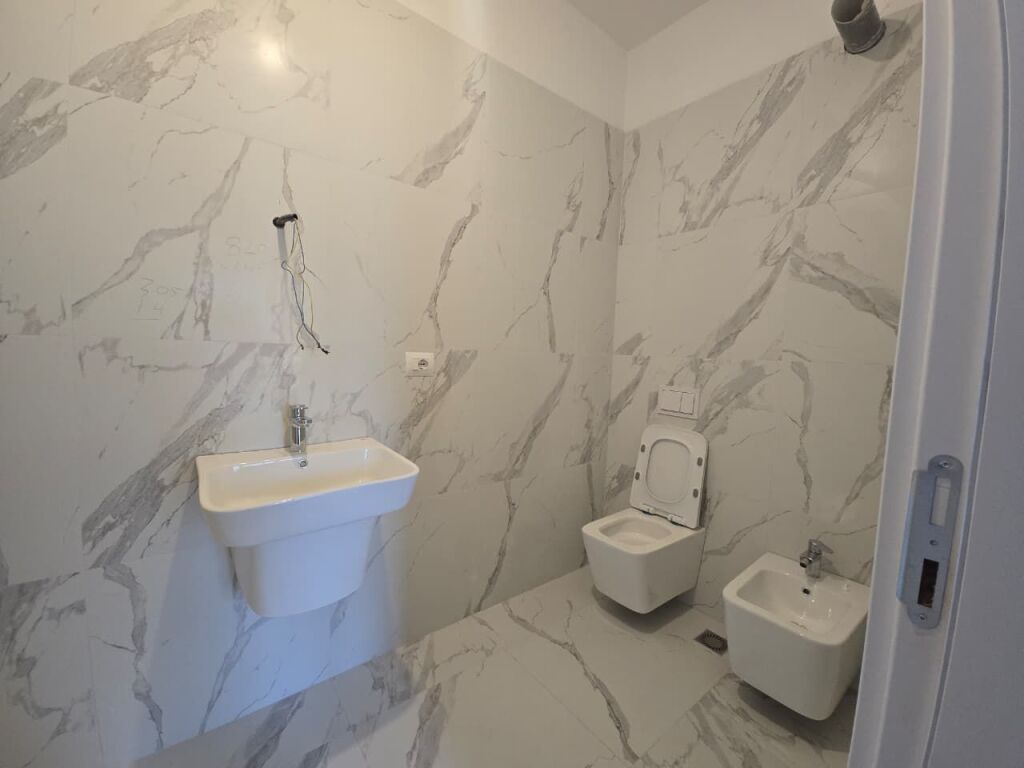 Apartament 2+1 ne shitje te rruga Barriakdave