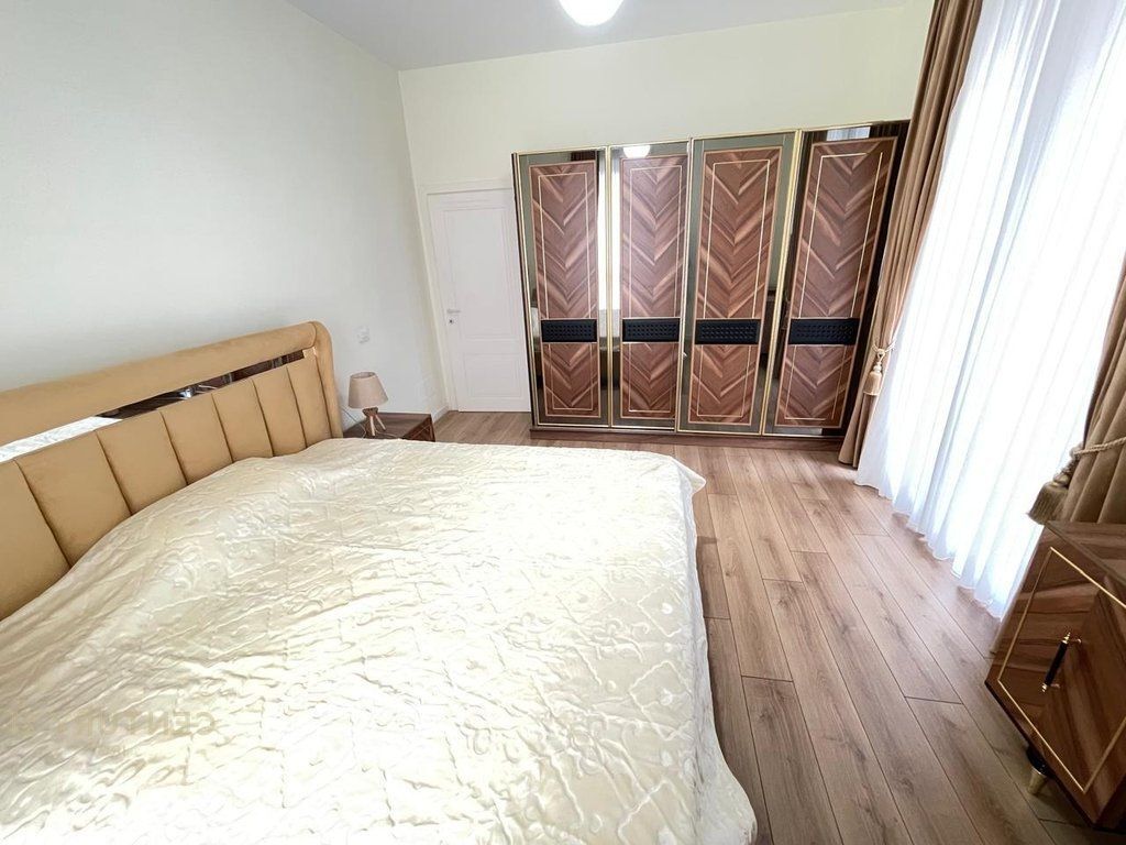 JEPET APARTAMENT ME QERA 2+1+2 PRANË MEDRESESË
