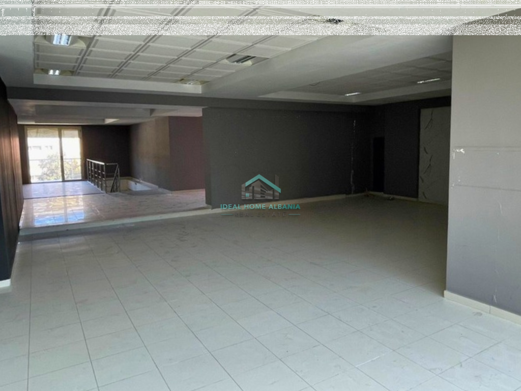 Dyqan me Qera, Rruga e Re, Vlore.