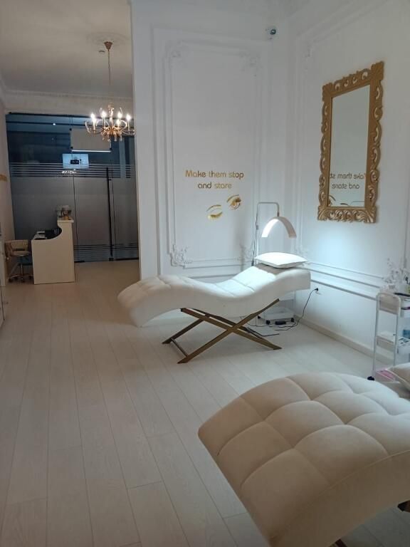 Ambient zyrash me qira tek Garden Building.