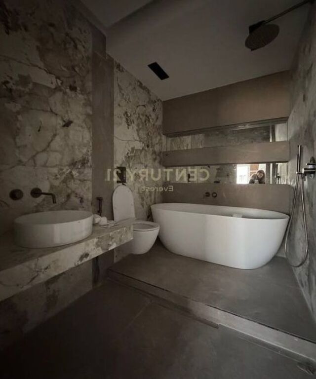 Shitet apartament 3+1+2