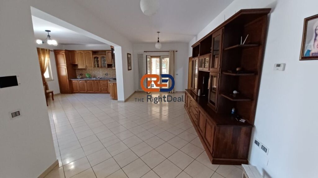 Tek Fakulteti Ekonomik, Jepet Me Qira Vile 4 Kateshe Me Shume Hapesire!