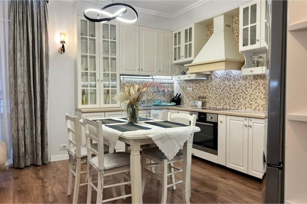 Apartament 3+1 per qira, prane Eleonores!