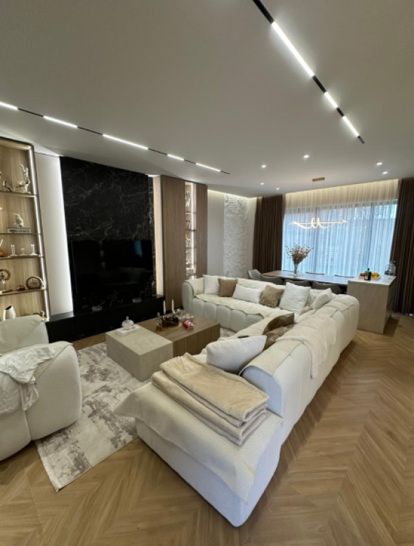 🏡 Jepet me Qira Vilë Rezidenciale – Vile Roses, Farkë