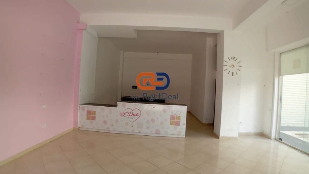 A Yzberisht, Spazio Commerciale in Affitto con Ampie Aree!!!