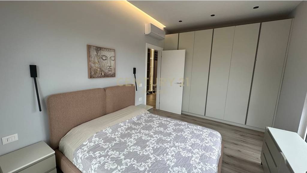 Jepet me qira apartament 2+1+2 te Pazari i Ri, Tefta Tashko.